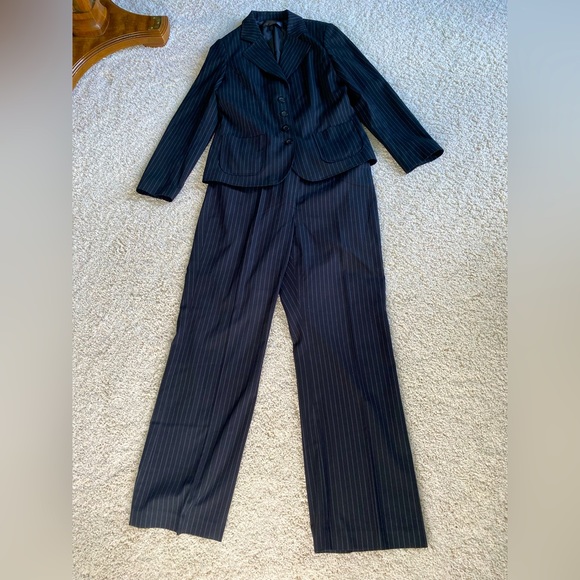 Black and grey pinstriped business suit set, size 14 - Picture 1 of 12